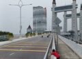 TAKAP layar daripada video tular di TikTok memaparkan sekumpulan kanak-kanak bawah umur menunggang basikal lajak secara berbahaya di Jambatan Angkat (Drawbridge), Kuala Terengganu.
