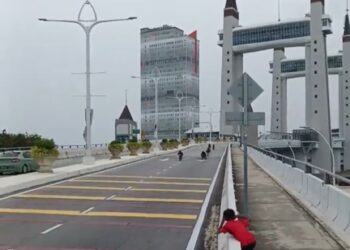 TAKAP layar daripada video tular di TikTok memaparkan sekumpulan kanak-kanak bawah umur menunggang basikal lajak secara berbahaya di Jambatan Angkat (Drawbridge), Kuala Terengganu.