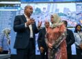 Menteri Digital, Gobind Singh bersama Maimunah Mohd. Sharif ketika mengadakan lawatan kerja rasmi di Pusat Arahan dan Kawalan Kuala Lumpur (KLCCC) semalam. UTUSAN/SYAKIR RADIN
