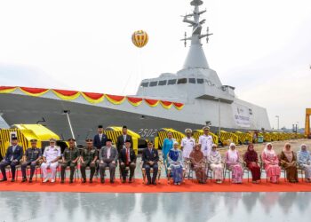 SULTAN Sharafuddin Idris Shah dan Tengku Permaisuri Norashikin pada pelancaran Kapal Tempur Pesisir (LCS) 2 milik Tentera Laut Diraja Malaysia (TLDM) yang diberi nama Raja Muda Nala di Limbungan Lumut Naval Shipyard di Lumut hari ini. - UTUSAN/MUHAMAD NAZREEN SYAH MUSTHAFA