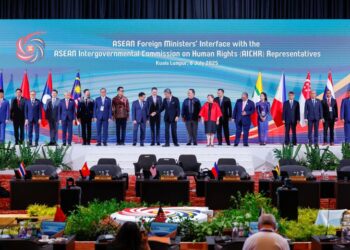 MOHAMAD Hasan (tengah) dalam Sidang Khas bersama Menteri-Menteri Luar ASEAN dan Suruhanjaya Antara Kerajaan ASEAN Mengenai Hak Asasi Manusia (AICHR) di Pusat Konvensyen Kuala Lumpur (KLCC), semalam. 