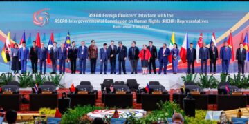 MOHAMAD Hasan (tengah) dalam Sidang Khas bersama Menteri-Menteri Luar ASEAN dan Suruhanjaya Antara Kerajaan ASEAN Mengenai Hak Asasi Manusia (AICHR) di Pusat Konvensyen Kuala Lumpur (KLCC), semalam. 