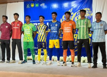 PEMAIN memperagakan jersi baharu pada majlis pelancaran rasmi jersi Perlis GSA FC di Terinai, Timah Tasoh, Padang Besar, Perlis semalam.-UTUSAN/MOHD. HAFIZ ABD. MUTALIB