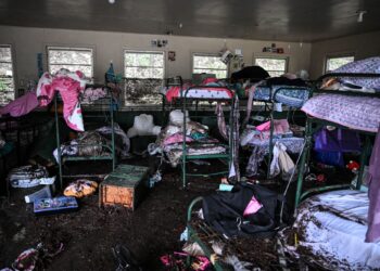 KEADAAN di dalam sebuah kabin di Camp Mystic, lokasi sekurang-kurangnya 27 kanak-kanak perempuan dilaporkan hilang selepas banjir kilat melanda Hunt, Texas.-AFP