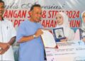 ROZALI Ismail menyampaikan replika cek bernilai RM10,000 kepada pelajar terbaik SPM 2024, Adlin Maisarah Azhan.