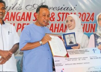 ROZALI Ismail menyampaikan replika cek bernilai RM10,000 kepada pelajar terbaik SPM 2024, Adlin Maisarah Azhan.