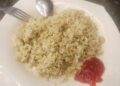 SEPINGGAN nasi goreng kosong yang didakwa dijual pada harga RM9 hasil pemantau anggota YPNM.