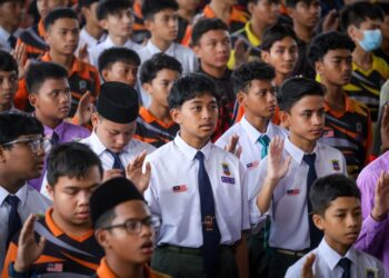 PENERAPAN nilai-nilai luhur dalam sistem pendidikan negara dilaksanakan secara menyeluruh dan bersepadu agar keberkesanannya dapat dicapai dengan optimum.
