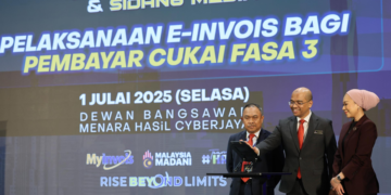 SHAHARRUDY Othman (tengah) ketika merasmikan Pelancaran Pelaksanaan e-Invois bagi Pembayar Cukai Fasa Ketiga, di Menara Bangsawan, Menara Hasil, Cyberjaya. - UTUSAN/AMIR KHALID