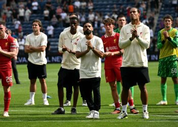 PENYERANG  Liverpool, Mohamed Salah (tengah) dan pertahanan Virgil van Dijk (dua dari kanan) bersama rakan sepasukan memuji penyokong selepas perlawanan bola sepak pramusim persahabatan antara Preston North End dan Liverpool di stadium Deepdale, Preston, semalam. - AFP