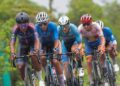 Pelumba TSG, Mohamad Nur Aiman Mohd Zariff (dua dari kiri), memenangi anugerah Most Combative Rider pada perlumbaan Le Tour de Langkawi 2024 peringkat ketujuh (Miri-Bintulu).