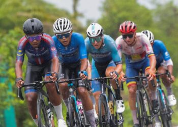 Pelumba TSG, Mohamad Nur Aiman Mohd Zariff (dua dari kiri), memenangi anugerah Most Combative Rider pada perlumbaan Le Tour de Langkawi 2024 peringkat ketujuh (Miri-Bintulu).