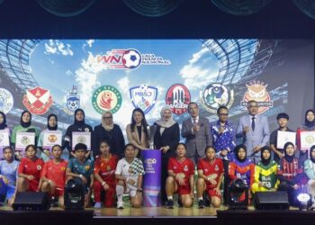 Hannah Yeoh bersama Presiden FAM, Datuk Joehari Mohd Ayub dan Pengerusi Jawatankuasa Wanita FAM, Datuk Suraya Yaacob bersama wakil pasukan yang bertanding dalam Liga Wanita Nasional 2025 di Kuala Lumpur, semalam. - UTUSAN/ SHIDDIEQIIN ZON