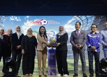 Hannah Yeoh (tengah), Pengerusi Jawatankuasa Wanita FAM, Datuk Suraya Yaacob (empat dari kanan), dan Presiden FAM, Datuk Joehari Mohd Ayub (tiga dari kanan) pada pelancaran Liga Wanita Nasional 2025 di Malaysia Tourism Centre, Kuala Lumpur hari ini. - UTUSAN/SHIDDIEQIIN ZON