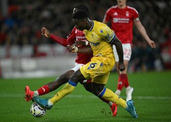 Liverpool dijangka membawa masuk pemain pertahanan Crystal Palace, Marc Guehi (depan) dalam musim baharu Liga Perdana Inggeris. - AFP