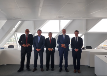 REDZA Rafiq Abdul Razak (kiri) bersama PHILIPPE Marcel H. Droesbeke (dua dari kiri) pada Mesyuarat Lembaga Pengarah LuMIC Development Sdn. Bhd. (LuMIC DevCo) yang telah berlangsung di Antwerp baru-baru ini.