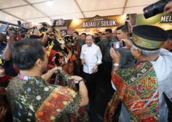 ANWAR Ibrahim (tengah) pada Majlis Pelancaran Sambutan Minggu Perpaduan Peringkat Kebangsaan 2025 di Stadium Negeri Batu Kawan, Pulau Pinang.