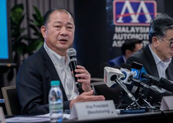 MOHD Shamsor Mohd Zain pembentangan prestasi pengeluaran dan jualan kenderaan baharu Januari hingga Jun 2025 di Menara Ken TTDI, di sini, semalam. – UTUSAN/M. FIRDAUS M. JOHARI