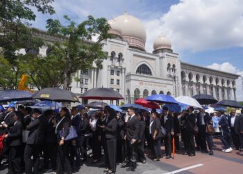 Ahli-ahli Majlis Peguam berarak dari Istana Kehakiman menuju ke Pejabat Perdana Menteri, Putrajaya, semalam. – UTUSAN/FAISOL MUSTAFA