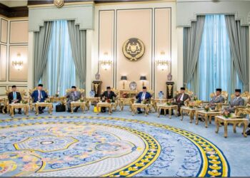 YANG di-Pertuan Agong, Sultan Ibrahim berkenan berangkat ke Pra-Mesyuarat Majlis Raja-Raja (MRR) Ke-269 di Istana Negara, semalam. Mesyuarat itu dipengerusikan oleh Sultan Selangor, Sultan Sharafuddin Idris Shah. Berangkat sama, Yang Amat Mulia, Tunku Idris Iskandar sebagai wakil rasmi Pemangku Sultan Johor, Tunku Mahkota Ismail Ibni Sultan Ibrahim.
– FB Sultan Ibrahim Sultan Iskandar
