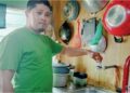 ASMAN Hariza Mohamad menunjukkan tekanan air rendah yang dihadapinya di Alor Pongsu dekat Bagan Serai, baru-baru ini. 
– UTUSAN/WAT KAMAL ABAS