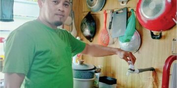 ASMAN Hariza Mohamad menunjukkan tekanan air rendah yang dihadapinya di Alor Pongsu dekat Bagan Serai, baru-baru ini. 
– UTUSAN/WAT KAMAL ABAS
