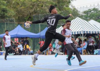Pemain Universiti Teknologi MARA (UiTM), Zamzuri (tengah) cuba membaling bola ke arah gawang gol Universiti Kebangsaan Malaysia (UKM) pada perlawanan bola baling sempena Majlis Sukan Universiti Malaysia (MASUM) Fasa 2 2024 di Universiti Malaya (UM) tahun lalu.