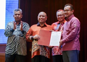 SAARANI Mohamad menyampaikan sijil penghargaan kepada penerima pada Seminar Kelestarian Integriti Pembangunan Institusi Pendidikan Agama: Bicara Integriti dan majlis penutup Program Pegawai Integriti Bertauliah (Ceio) Sektor Awam di Ipoh hari ini. - UTUSAN/MUHAMAD NAZREEN SYAH MUSTHAFA