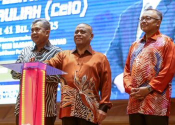 SAARANI Mohamad (tengah) merasmikan Seminar Kelestarian Integriti Pembangunan Institusi Pendidikan Agama: Bicara Integriti dan majlis penutup Program Pegawai Integriti Bertauliah (Ceio) Sektor Awam di Ipoh hari ini. - UTUSAN/MUHAMAD NAZREEN SYAH MUSTHAFA
