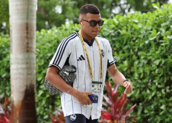 KYLIAN Mbappe tiba sebelum perlawanan pusingan 16 Piala Kelab Dunia FIFA 2025 antara Real Madrid CF dan Juventus FC di Stadium Hard Rock minggu lalu di Miami Gardens, Florida. - AFP