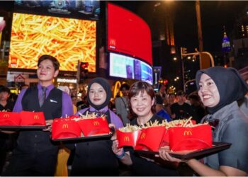 PELANCARAN hidangan edisi terhad, Fan Fries Meal oleh McDoland’s Malaysia bagi meraikan Hari Kentang Goreng Sedunia di Bukit Bintang, Kuala Lumpur, malam tadi. - UTUSAN/M. FIRDAUS M. JOHARI
