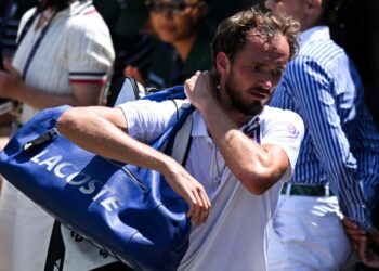 DANIIL Medvedev meninggalkan gelanggang selepas kekalahannya menentang pemain Perancis Benjamin Bonzi pada aksi pusingan pertama Kejohanan Wimbledon 2025 di The All England Lawn Tennis and Croquet Club, Wimbledon semalam. - AFP