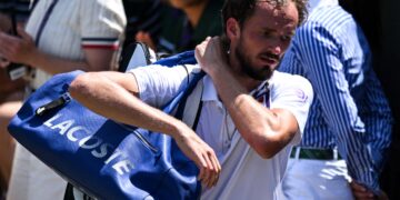 DANIIL Medvedev meninggalkan gelanggang selepas kekalahannya menentang pemain Perancis Benjamin Bonzi pada aksi pusingan pertama Kejohanan Wimbledon 2025 di The All England Lawn Tennis and Croquet Club, Wimbledon semalam. - AFP