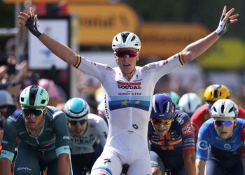 TIM Merlier berbasikal ke garisan penamat untuk menang mendahului pada peringkat kesembilan perlumbaan berbasikal Tour de France di Chatroux, hari ini. - AFP