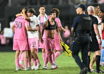Penyerang Inter Miami, Lionel Messi (tengah) dan rakan sepasukan meraikan kemenangan perlawanan Major League Soccer (MLS) antara Inter Miami CF dan Nashville SC di Stadium Chase di Fort Lauderdale, Florida, hari ini. - AFP