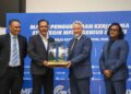 PRESIDEN Liga Bola Sepak Malaysia (MFL), Datuk Ab Ghani Hassan (dua kiri) menyampaikan cenderamata kepada Ketua Pegawai Perkongsian Genius Sports, Steven Burton selepas Pengumuman Kerjasama Strategik antara MFL dan Genius Sports di Wisma Persatuan Bolasepak Malaysia (FAM), Kelana Jaya semalam.