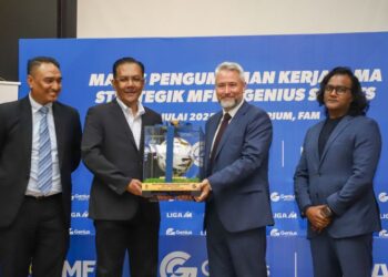 PRESIDEN Liga Bola Sepak Malaysia (MFL), Datuk Ab Ghani Hassan (dua kiri) menyampaikan cenderamata kepada Ketua Pegawai Perkongsian Genius Sports, Steven Burton selepas Pengumuman Kerjasama Strategik antara MFL dan Genius Sports di Wisma Persatuan Bolasepak Malaysia (FAM), Kelana Jaya semalam.