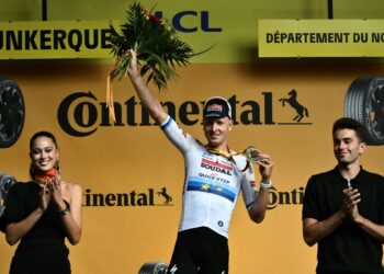 TIM Merlier (tengah) meraikan kejayaan di podium selepas memenangi peringkat ketiga perlumbaan berbasikal Tour de France di Dunkirk, Perancis, semalam. - AFP