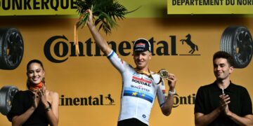 TIM Merlier (tengah) meraikan kejayaan di podium selepas memenangi peringkat ketiga perlumbaan berbasikal Tour de France di Dunkirk, Perancis, semalam. - AFP