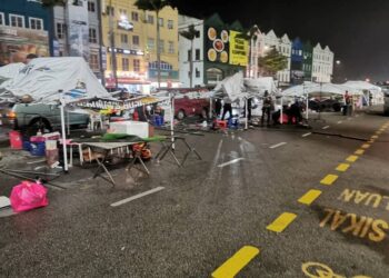 MELAKA mengumumkan pemberian insentif khas pengecualian bayaran lesen perniagaan selama tiga bulan kepada para peniaga kecil yang terjejas akibat kejadian ribut baru-baru ini.