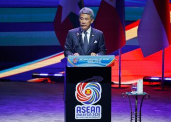 MOHAMAD Hasan berucap pada Majlis Pembukaan Mesyuarat Menteri-Menteri Luar ASEAN ke-58, di Pusat Konvensyen Kuala Lumpur hari ini. - UTUSAN/SHIDDIEQIIN ZON