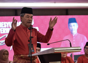 MOHAMAD Hassan ketika berucap pada majlis perasmian persidangan UMNO Bahagian Segambut  di Hotel Ideas Kuala Lumpur, semalam. - UTUSAN/M. FIRDAUS M. JOHARI