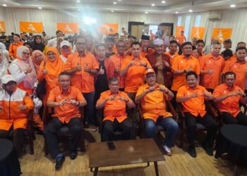 MOHAMAD Sabu (tengah) ketika pelancaran jentera PRN Amanah Sabah.
