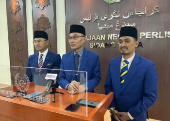 MOHD. Shukri Ramli mengumumkan penangguhan sementara pelaksanaan parkir pintar di Perlis di Kompleks Seri Putra, Kangar, Perlis, hari ini. - UTUSAN/ASYRAF MUHAMMAD
