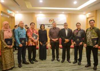 ANTHONY Loke ketika Majlis Penyampaian Watikah Pelantikan  kepada ahli-ahli Jawatankuasa MLRRC.