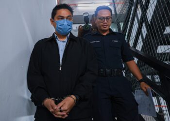 AHMAD Alhairi Mohamed Yusuf mengaku tidak bersalah menerima rasuah RM30,000 di Mahkamah Sesyen Ipoh hari ini. - UTUSAN