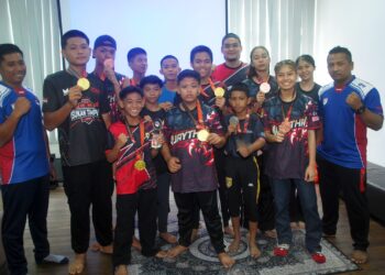 Md. Zawawi Ibrahim (kanan sekali) bersama barisan atlet yang meraih enam emas, dua perak dan lima gangsa di Kejohanan Muaythai Sukan Tempur Kebangsaan (Pra-SUKMA) & Kejohanan Muaythai Grand Prix Kebangsaan 2025, Ahad lalu. UTUSAN/AMRAN MULUP