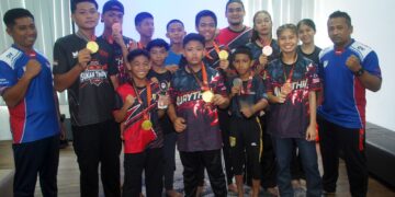 Md. Zawawi Ibrahim (kanan sekali) bersama barisan atlet yang meraih enam emas, dua perak dan lima gangsa di Kejohanan Muaythai Sukan Tempur Kebangsaan (Pra-SUKMA) & Kejohanan Muaythai Grand Prix Kebangsaan 2025, Ahad lalu. UTUSAN/AMRAN MULUP