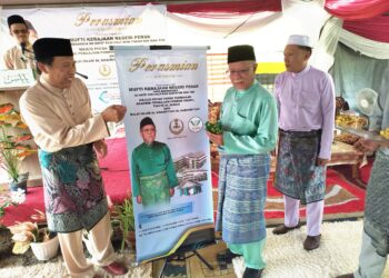WAN Zahidi Wan Teh (kanan) merasmikan majlis pecah tanah pembinaan Akademi Pengajian Pondok Umumi, Tahfiz al-Quran dan Balai Islam Al Khairiyyah Al Hashimiyyah di Parit Buntar, Perak. - UTUSAN/FADZIL ZAINOL