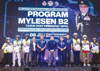 Aedy Fadly Ramli (tengah) bersama penerima lesen memandu B2 pada Majlis Penyerahan Lesen Memandu Program MyLesen B2 2025 di Pusat Konvesyen MPAJ, Taman Melawati, Kuala Lumpur, semalam. – UTUSAN/MUHAMAD IQBAL ROSLI